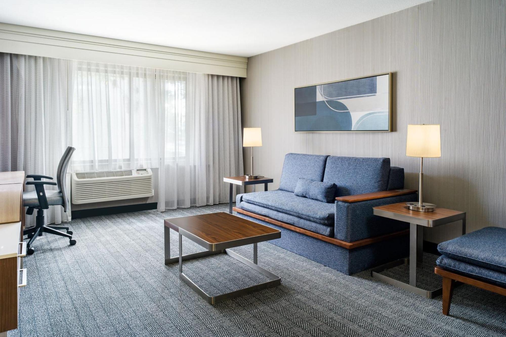 Courtyard By Marriott Вакавил Екстериор снимка