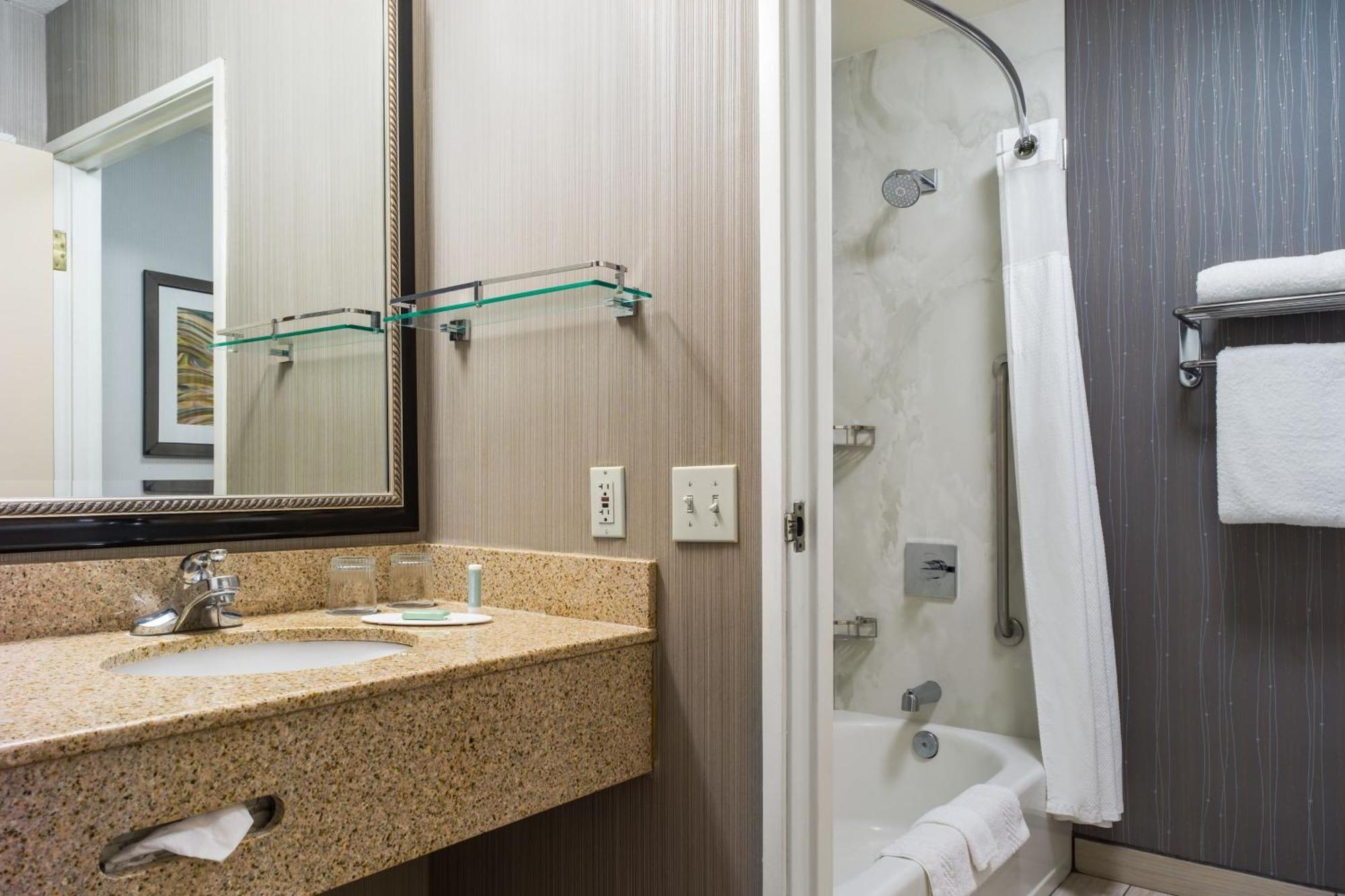 Courtyard By Marriott Вакавил Екстериор снимка