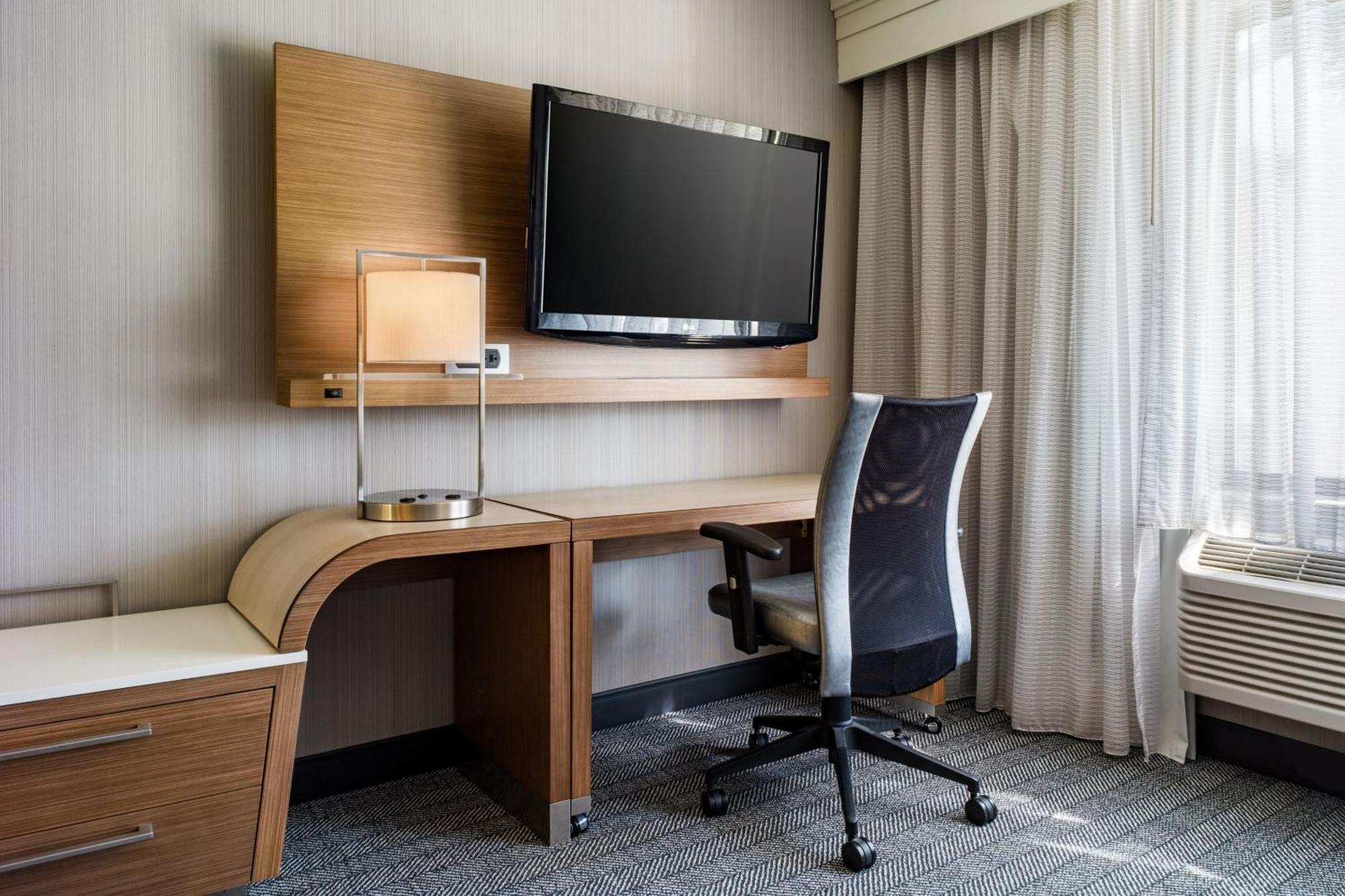 Courtyard By Marriott Вакавил Екстериор снимка