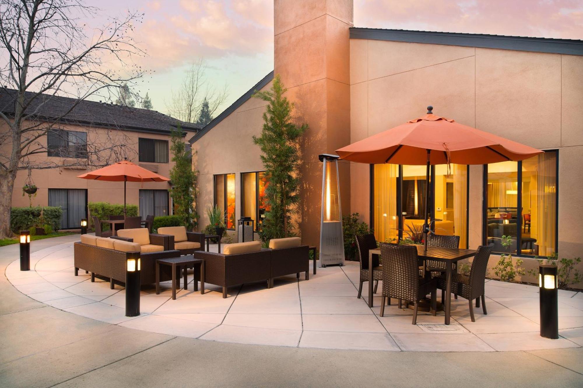 Courtyard By Marriott Вакавил Екстериор снимка