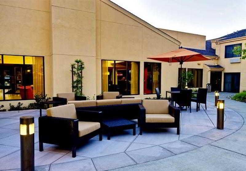 Courtyard By Marriott Вакавил Екстериор снимка